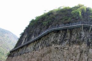Стеклянный мост в Китае неожиданно начал “трескаться” прямо под ногами туристов Стеклянный мост треснул